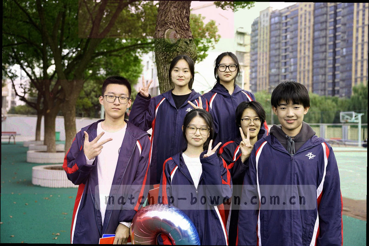 通勤车厢内乘客手持手机查看比分，人物以剪影和逆光呈现